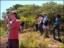 Visitantes participam de passeio ecológico no morro da Babilônia