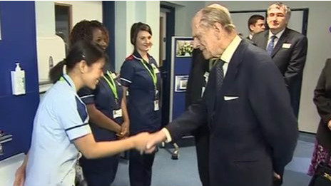 爱丁堡公爵与菲律宾女护士握手