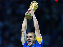 O zagueiro Materazzi comemora o gol de empate da Itália