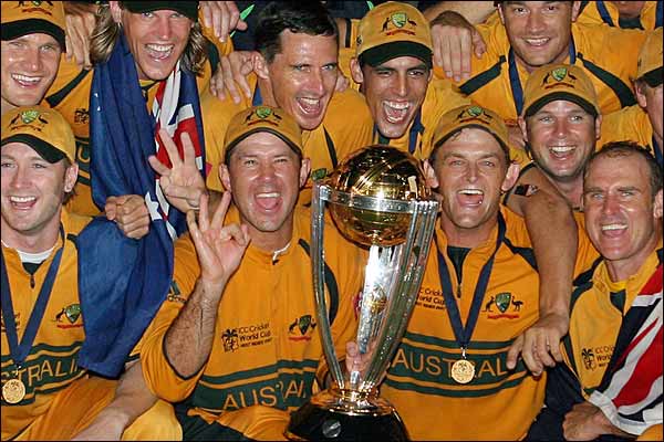 विश्व विजेता टीम ट्रॉफ़ी के साथ