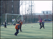 Garotos letões aprendem a jogar futebol