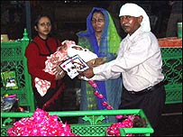 लोग तस्वीरों वाली घड़ियाँ भी चढ़ाते हैं