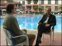 Ông Riedl và phóng viên BBC Bill Hayton