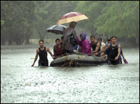 बाढ़ में फसे लोग