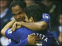 埃弗顿球员拥抱庆祝