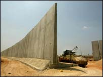 पश्चिमी तट इलाक़े में इसराइली दीवार