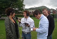 Frizbee yn cyfweld un o'r trefnwyr