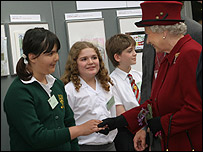 نيلوفر با ملکه اليزابت دست می دهد