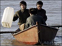 Funcionários retiram amostra de água do Rio Songhua 