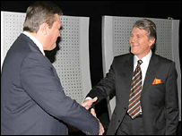 Janukovič (vlevo) a Juščenko