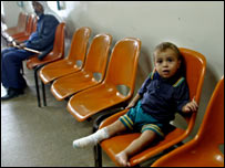 Menino ferido em operação israelense é atendido em hospital em Gaza