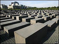 Деякі євреї вважають, що паралелі між Голодомором і Голокостом проводити не варто