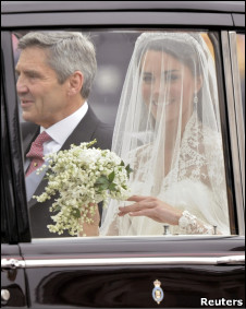 Middleton vai para a igreja acompanhada do pai, Michael Middleton (Foto: Reuters)