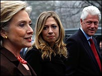 Hillary, Chelsea e Bill Clinton. Foto: Getty Images