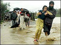 बाढ़ में फँसे लोग