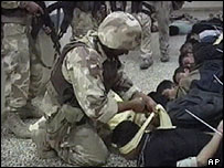 Americký voják po obsazení vojenské nemocnice