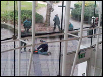 防恐警察在校园拘留恐怖嫌疑