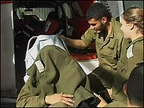 Soldado ferido é levado a hospital