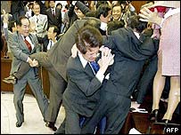 Tumulto no Parlamento japonês