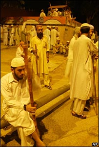Lal Camii'nin önünde nöbet tutan öğrenciler