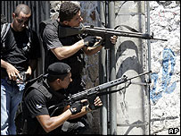 policiais no Rio de Janeiro