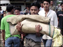 Endonezya'da bir ceset taşınıyor