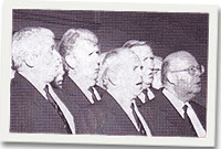 Aelodau o Gôr Meibion Trelawnyd