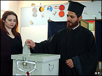 Kıbrıslı bir Rum papaz oy veriyor