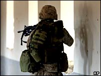 Soldado americano treina fora de Falluja