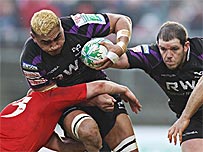 Jerry Collins yn cael ei daclo gan Tony Buckley o Munster 