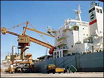 کشتی باربری در بندری در ایران