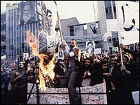 انقلابيون در برابر سفارت آمريکا در تهران آدمک شاه را می سوزانند