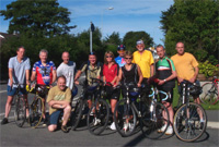 Beicwyr o Clwb Beicio Cefni yn paratoi am reid