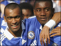 Bàn thắng ở phút cuối của Kalou giúp Chelsea gỡ hòa MU