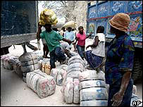 Moradores tentam escapar com seus pertences