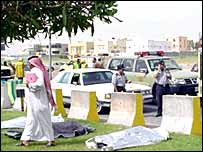 चरमपंथियों ने हमले के बाद पड़ी हुई लाशें