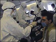 Las autoridades en China ante la llegada de un vuelo desde México