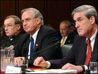 CIA Başkanı Porter Goss ve FBI Başkanı Mueller