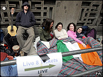 Pessoas fazem fila para pegar ingressos