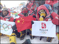 Olimpiyat meşalesini Everest Dağı'nın zirvesine taşıyan dağcılar