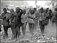 Sobrevivientes de los ataques buscan el camino de regreso a sus casa