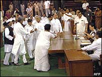 Đại biểu Quốc hội thuộc đảng Quốc đại cố thuyết phục bà Gandhi nhận chức Thủ tướng