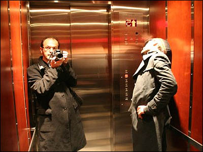 بهزاد و مهدی خسته و کوفته به هتل بر می گردند