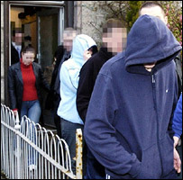 Zatýkání nelegálních pracovníků při policejních raziích