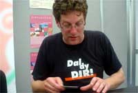 Twm Morys - yn dangos ei docyn aelodaeth Cymuned