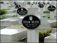 Náhrobek na hřbitově ve Lvově na Ukrajině