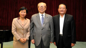 江泽民夫妇接见上海海洋大学领导（图片来源：上海海洋大学官网）