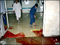 Funcionários limpam chão de hospital em Falluja
