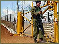 اسرائیل نے کئی جگہ حفاظت کے لئے باڑیں لگا رکھی ہیں 