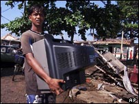 Rapaz tenta recuperar televisão em Colombo, capital de Sri Lanka